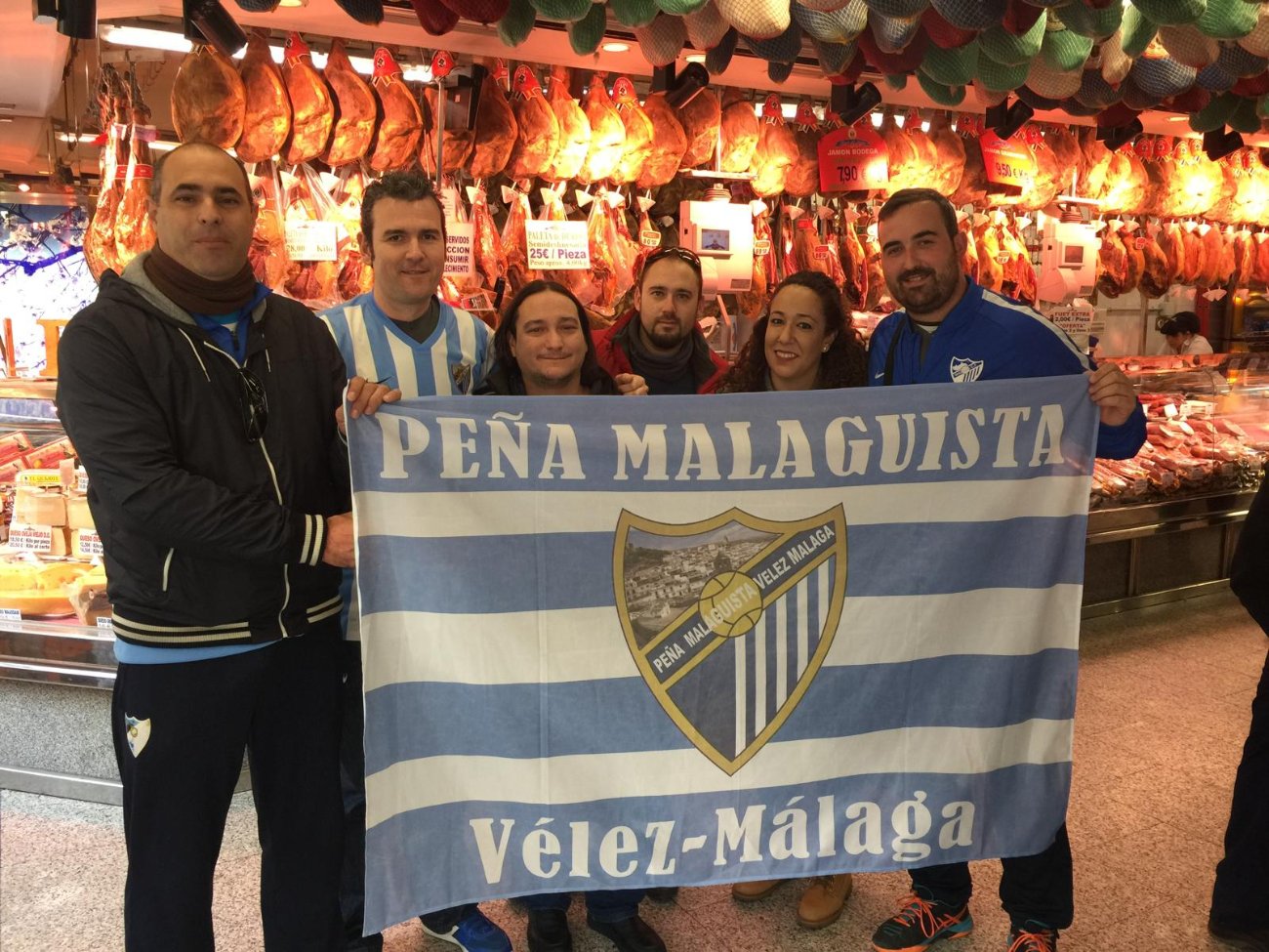 Socios de la Peña Malaguista Vélez-Málaga con la bandera