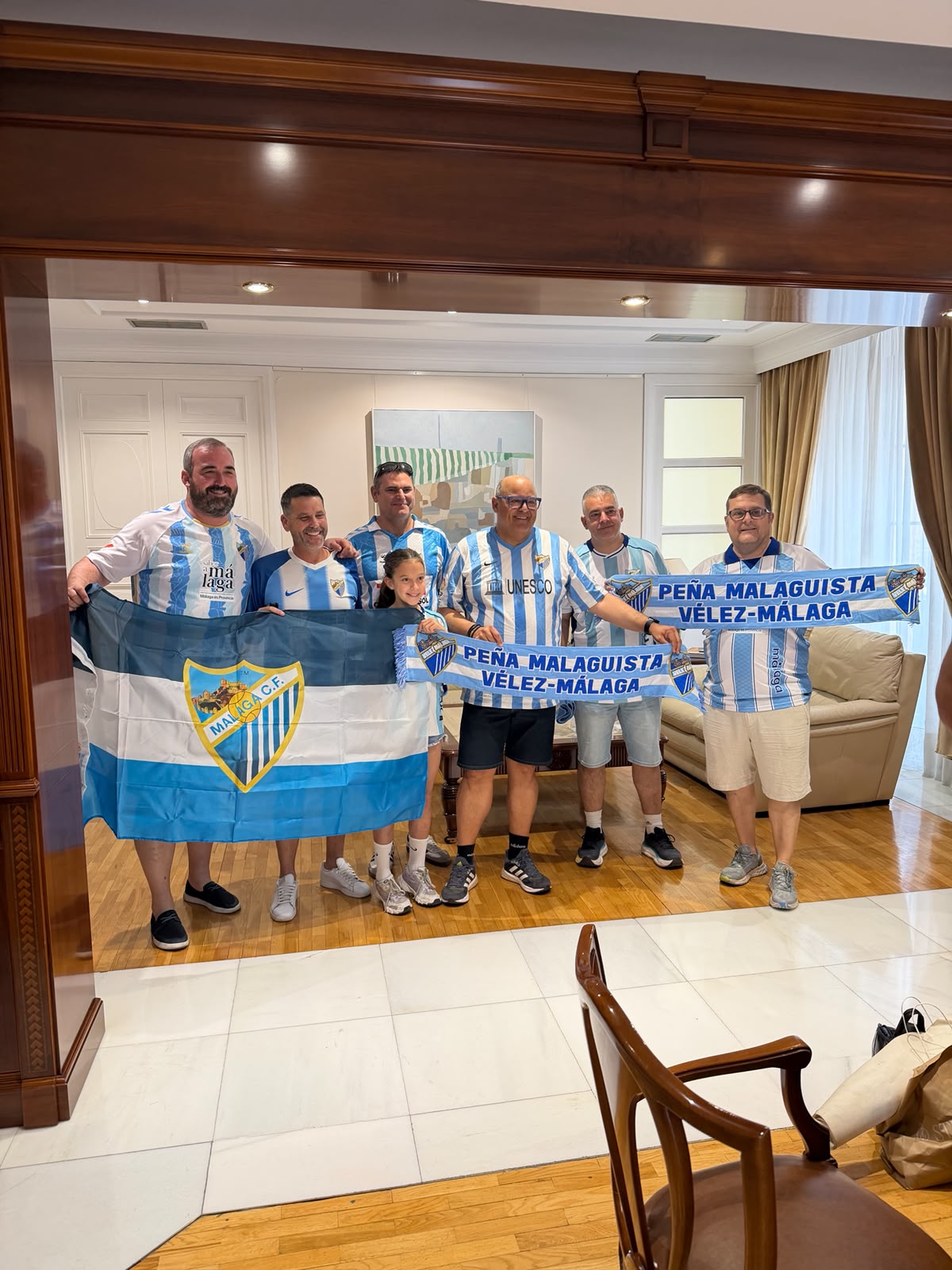 Socios de la Peña Malaguista Vélez-Málaga con la bandera